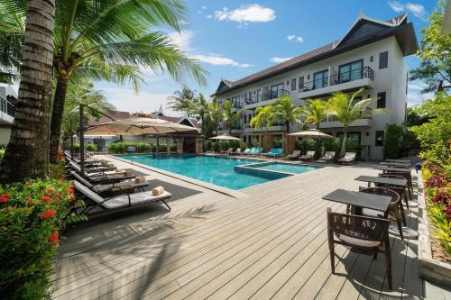 Howard Johnson by Wyndham Phuket Naiyang - 숙소 외관