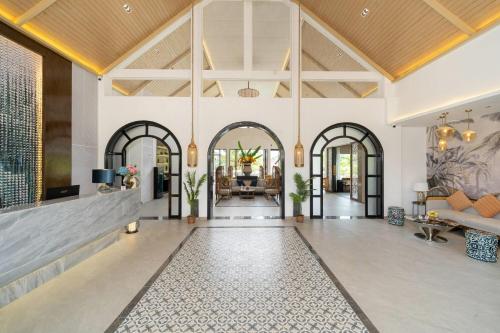 Howard Johnson by Wyndham Phuket Naiyang - 로비