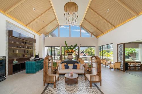 Howard Johnson by Wyndham Phuket Naiyang - 로비