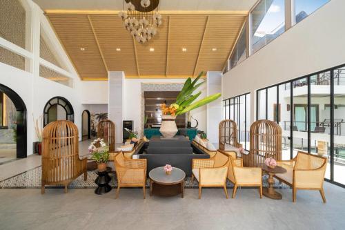 Howard Johnson by Wyndham Phuket Naiyang - 로비