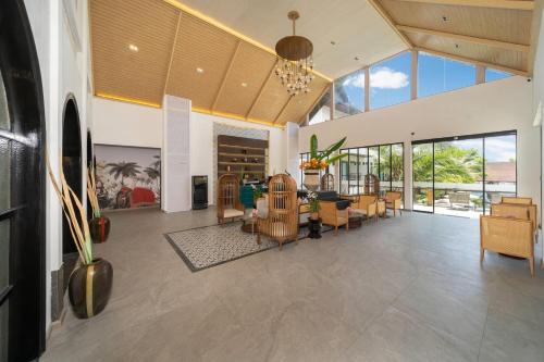 Howard Johnson by Wyndham Phuket Naiyang - 로비
