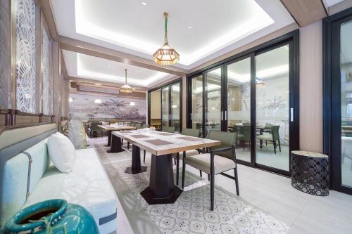 Howard Johnson by Wyndham Phuket Naiyang - 레스토랑