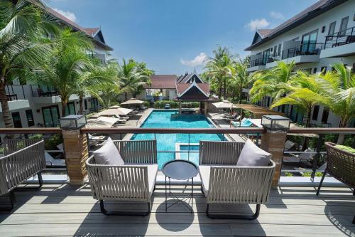 Howard Johnson by Wyndham Phuket Naiyang - 레스토랑