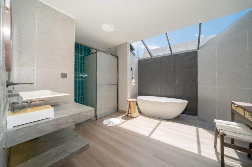 Howard Johnson by Wyndham Phuket Naiyang - 화장실