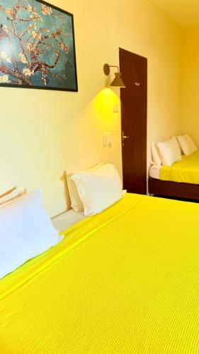 2 king beds, 1 twin bed