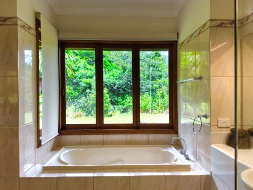 Instalaciones, Ahana Hillside - Scenic Stay Near Cairns in Fishery Falls