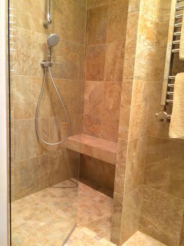 Chain Bridge Studio Apartment - image 10