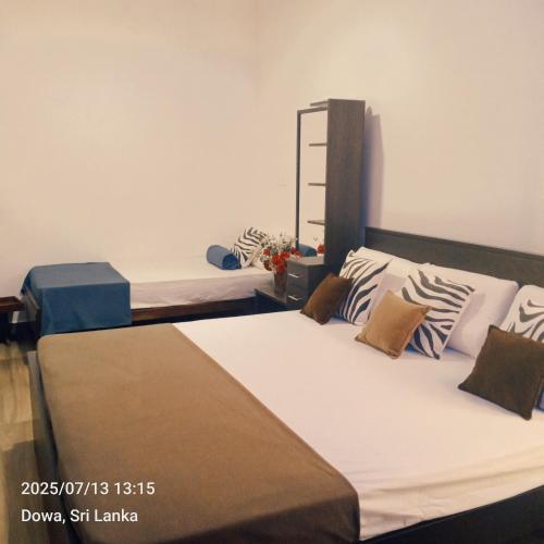 1 queen bed, 1 twin bed
