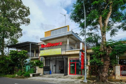 Entrance, RedDoorz Syariah near Alun Alun Kebumen in Kebumen