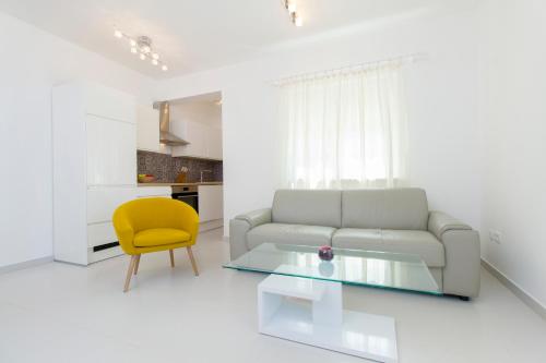 Comfort One-Bedroom Apartment with Terrace image 9