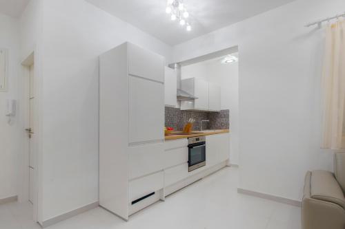 Comfort One-Bedroom Apartment with Terrace image 7