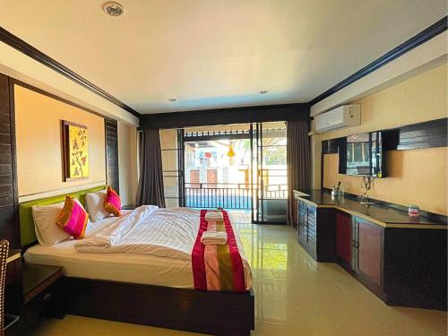 Puektian Seaview Studio Poolside