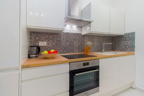 Comfort One-Bedroom Apartment with Terrace image 6