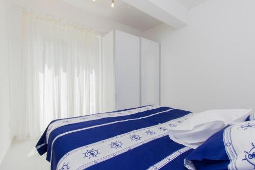 Comfort One-Bedroom Apartment with Terrace image 1