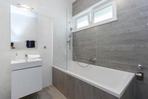 Comfort One-Bedroom Apartment with Terrace image 4