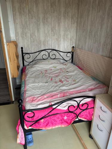 Petite Chambre simple avec un lit double à Orly ville - Pension de famille - Orly