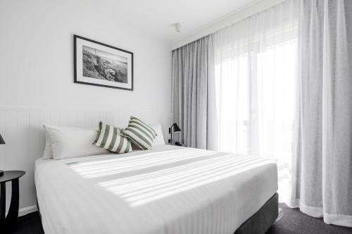 1 queen bed, 1 sofa bed