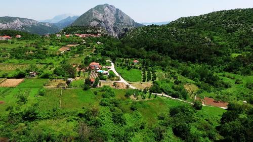  Green Holiday Home, Unterkunft in Omiš