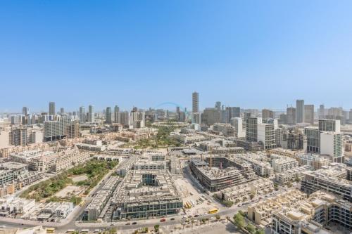 Stay Near the Park with Easy Exit from JVC, Just Minutes to Dubai Marina and Palm Jumeirah - Bloom Towers A, JVC by Deluxe Holiday Homes, Dubaï (photo 9)