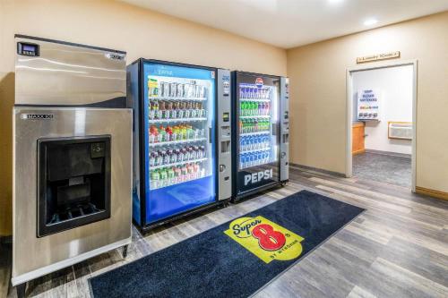 Super 8 by Wyndham Uniontown PA -Newly Renovated! - image 7