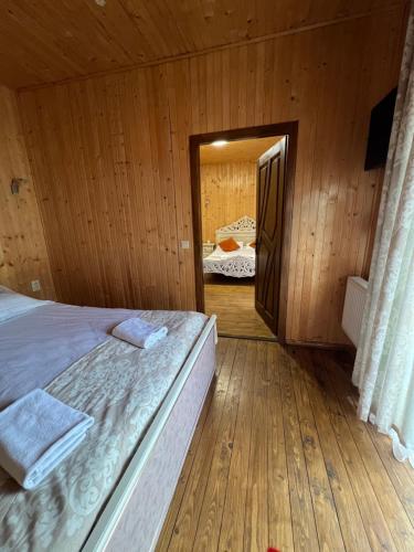 2 queen beds