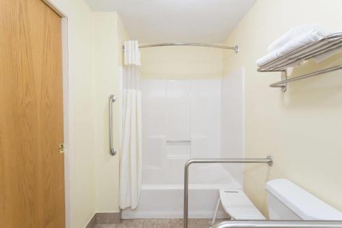 Days Inn & Suites by Wyndham Bloomington/Normal IL in Bloomington, USA