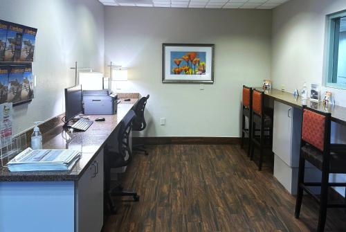 Best Western Plus Desert Poppy Inn - image 8