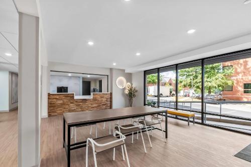 Predvorje, ECHO Suites Extended Stay by Wyndham Sterling in Sterling (VA)