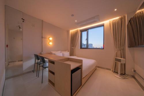 room detail thumbnail 1