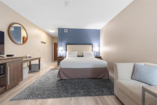 1 king bed, 1 sofa bed