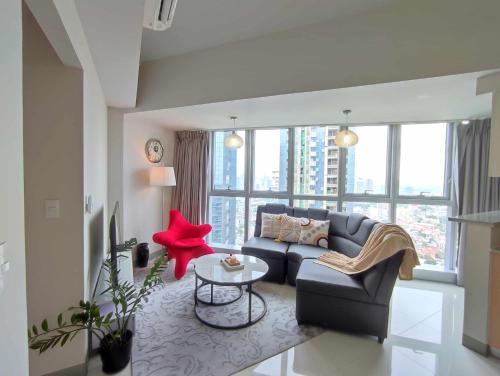 Uptown Parksuites Upscale Spacious Cor Unit Balcony and Views, Manila