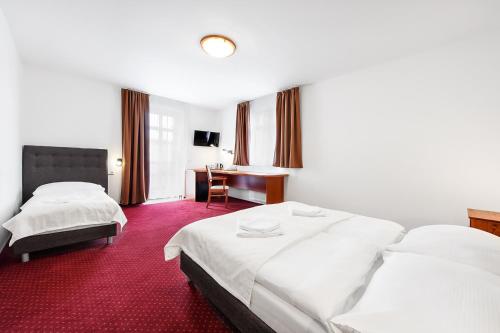 1 double bed, 1 twin bed