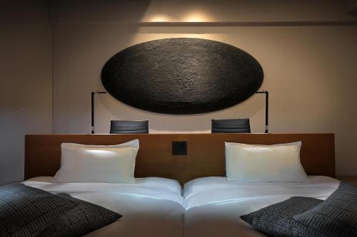 2 twin beds, 1 futon bed