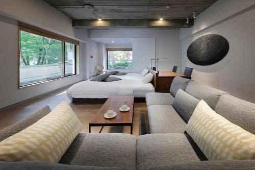 2 twin beds, 1 futon bed