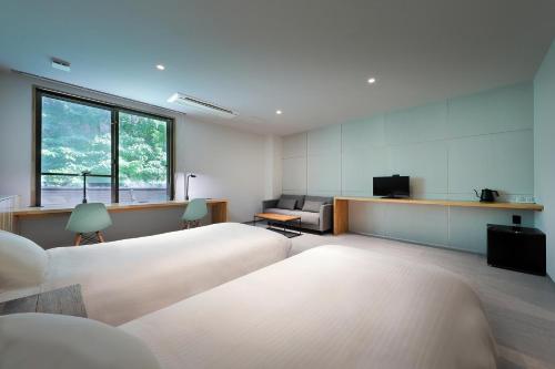2 twin beds, 2 futon beds