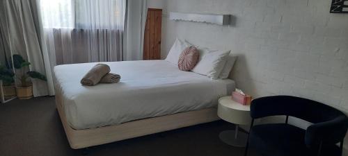 Best Western Colonial Village Motel Room Type - Queen Room