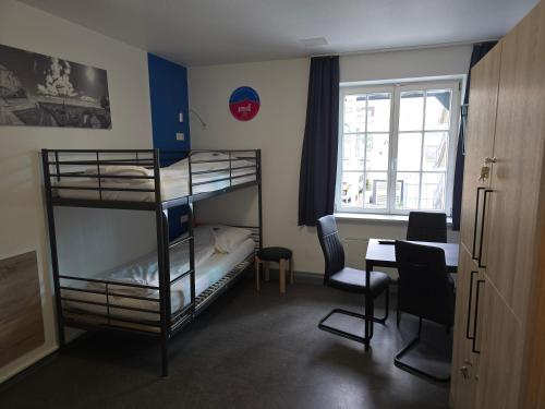 1 twin bed, 1 bunk bed