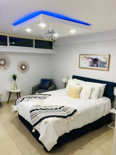 Isla Verde Beachfront Retreat with parking - image 7
