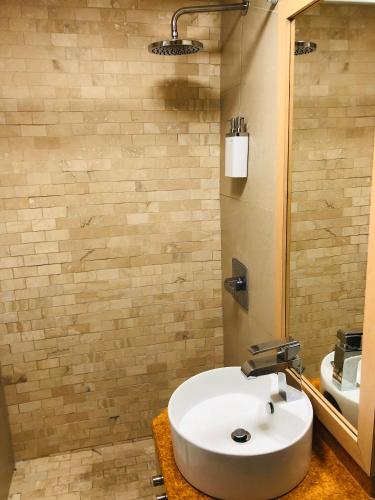 Isla Verde Beachfront Retreat with parking - image 11