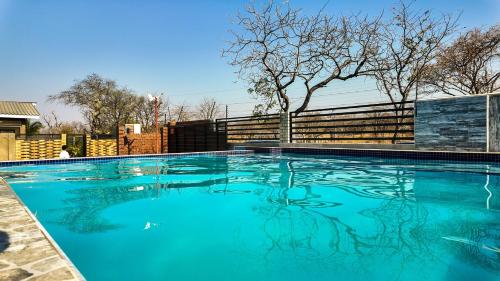 Zwembad, THE LITTLE GUEST HOUSE and GARDEN in Hwange