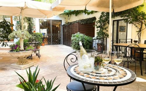 Kert, Relais le Clarisse a Trastevere near Bocca della Verità