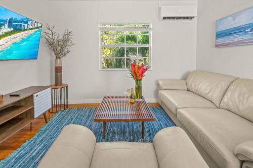 Condo by the Beach King Bed Lush Patio w BBQ Breakers Key Seven H0MES, Fort Lauderdale (zdjęcie 8)