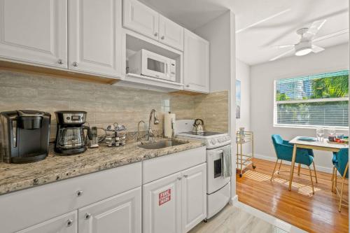 Condo by the Beach King Bed Lush Patio w BBQ Breakers Key Seven H0MES, Fort Lauderdale (zdjęcie 10)