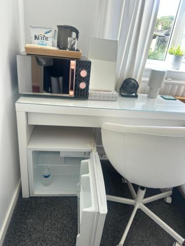 Kitchen, fAiRy DeLL Flatlet with 4 bedrooms in Wyke