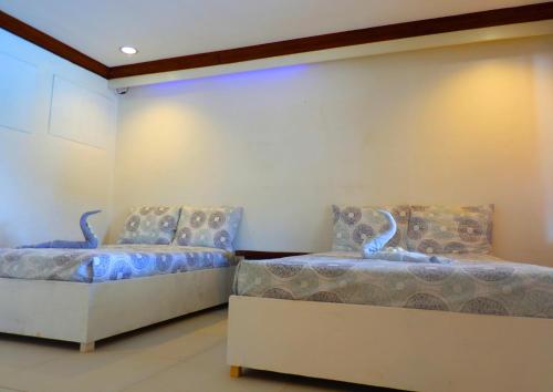 1 queen bed, 1 twin bed