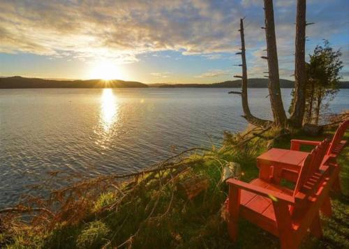 Waterfront Luxury, Chef's Kitchen & Sunset Views in Orcas Island (WA)