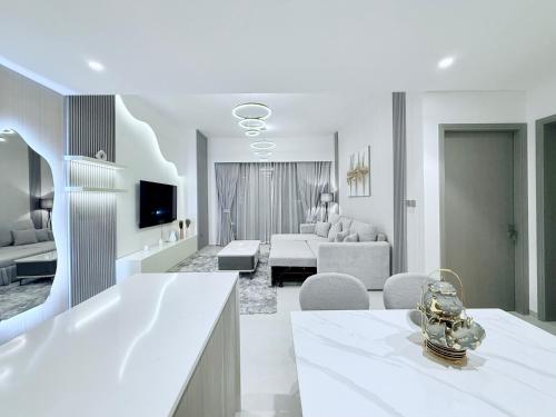 Balcony Bliss 1BR with City View Pool & Gym, Dubai