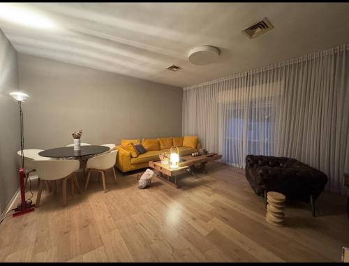 Cottage near the beach in Herzliya City Center