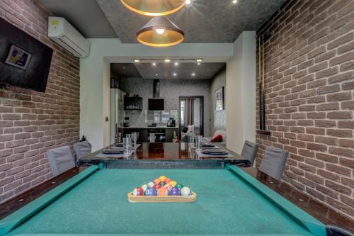 Sophisticated 2BDRM 2BATH and Billiard, Sofie