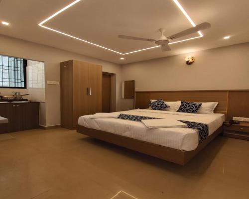 Hotel Royal Inn Near US Consulate, Apollo Hospitals in Madrás